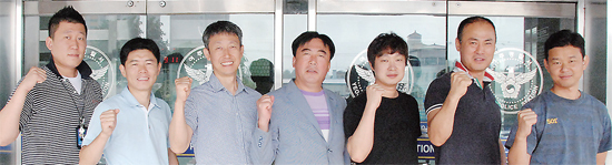 ▲ 양욱모변용주김유철 형사와 강성욱 강력팀장이 김상수 형사와 최동주 2팀장, 양명석 형사(왼쪽부터)와 함께 청장 표창을 기념하며 화이팅을 외치고 있다.
