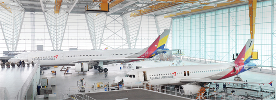 ▲ 본격적인 추석 임시운항을 앞둔 3일 오전 인천국제공항 내 아시아나항공 격납고에 입고된 항공기 정비가 진행되고 있다. 아시아나항공 제공