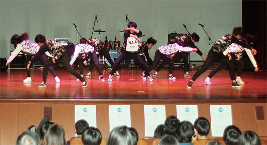 ▲ 지난 5일 광명시민회관 대강당에서 열린 ‘청춘. 2015 청소년문화축제’에서 대상을 수상한 광명경영회계고 학생들이 댄스 무대를 선보이고 있다. 김병화기자