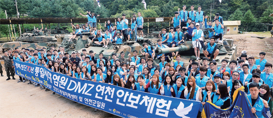 ▲ ‘광복•분단 70년, 통일시대 염원 DMZ 연천 안보체험’ 대학생 참가자들이 6일 육군5사단 번개대대에서 K1전차와 장갑차 등을 시승한 뒤 ‘파이팅’을 외치고 있다. 이번 행사는 연천군 주최, 경기관광공사, 경기일보가 공동 주관했다. 오승현기자