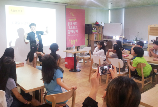 ▲ 올 초 재미있는느티나무 온가족도서관에서 열린 ‘아빠도 우리도반하는 마술교실’에서 아이들과 강사가 함께 마술을테마로 창의력을 키울 수 있는 교육을 하고 있다.