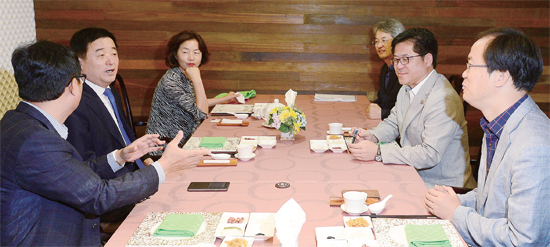 ▲ 7일 오후 수원 호텔캐슬에서 강득구 경기도의회 의장, 이기우 경기도 사회통합부지사 등이 참석한 가운데 ‘지방자치법 개정 간담회’가 열리고 있다. 오승현기자