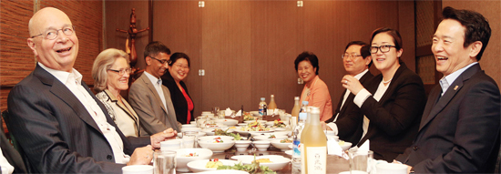 ▲ 7일 오후 수원 가보정에서 남경필 경기지사가 다보스 포럼 클라우스 슈밥 회장을 만나 경기도의 경제정책방향과 경기도 빅데이터 이니셔티브를 소개하고 다보스포럼에서 빅데이터 거버넌스 공유를 제안했다.   경기도제공