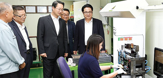 ▲ 김희겸 경기도 행정2부지사가 7일 파주 서진전기금속을 방문, 직원들의 근무환경을 둘러보며 기업현장의 애로를 청취하고 있다. 경기도제공