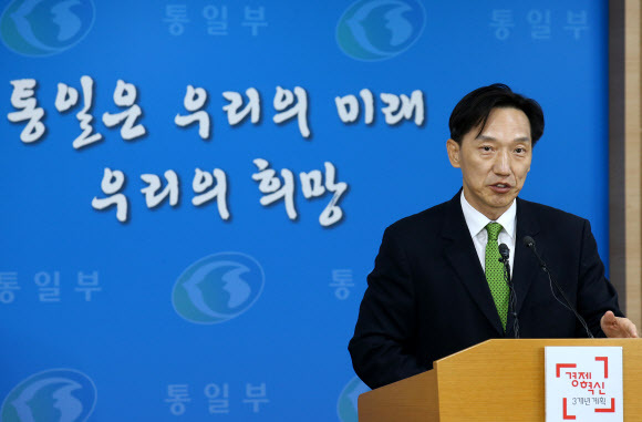 ▲ 남북 적십자 실무접촉 남측 수석대표 이덕행 대한적십자사 실행위원(통일부 통일정책협력관)이 8일 정부서울청사에서 이산가족 상봉 행사 합의와 관련해 브리핑하고 있다. 남북은 다음 달 20일부터 26일까지 금강산 면회소에서 이산가족 상봉 행사를 하기로 8일 합의했다. 연합뉴스