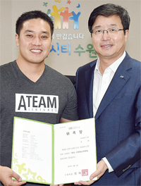 ▲ 우주비행사 고산씨와 염태영 수원시장이 기념촬영을 하고 있다.