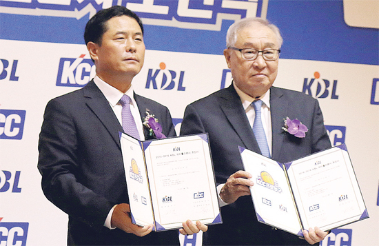 ▲ KCC 이윤주 본부장과 KBL 김영기 총재가 7일 오전 서울 JW매리어트호텔에서 2015-2016 KCC프로농구 타이틀스폰서조인식을갖고포즈를취하고있다. KCC 제공