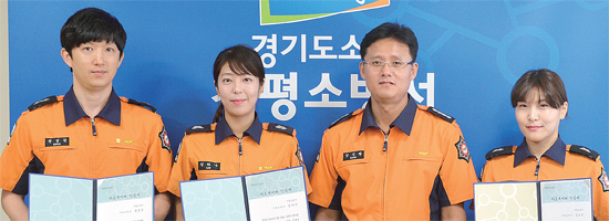 ▲ 권성원 소방교, 임하나 소방사, 강신광 서장, 김보민 소방사(왼쪽부터)가 하트세이버 인증서를 가슴에 안고 사진을 찍고 있다.