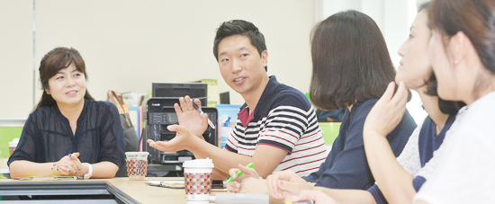 ▲ 전체 회의를 통해 수혜자 정보를 공유하며 도움을 줄 수 있는 연계 방안에 대해 논의하고 있다