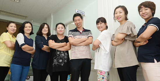 ▲ 기자와 방문간호사들이 업무에 앞서 수혜자들에게 전하는 마음을 담아 손가락으로 하트를 그리고 있다.