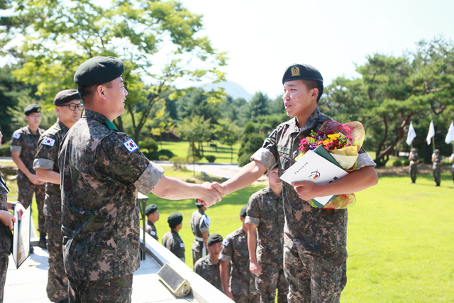 ▲ 불무리 고등학교를 졸업한 병사가 졸업장을 수여받고 있다.