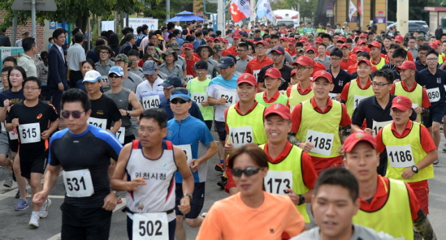 12일 오전 제65주년 9.15 인천상륙작전 전승기념 마라톤대회가 열린 인천시 중구 월미도 순회도로에서 일천여명의 엘리트, 동호회 일반부와 장병부 참가 선수들이 힘차게 출발점을 나서고 있다. 장용준기자