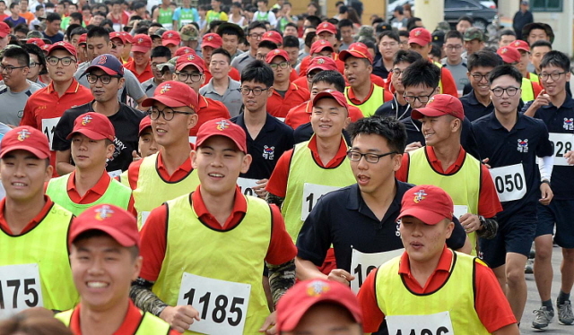 12일 오전 제65주년 9.15 인천상륙작전 전승기념 마라톤대회 장병부에 참가한 해병대와 해군 참가 선수들이 결승점을 향해 힘차게 달려가고 있다. 장용준기자
