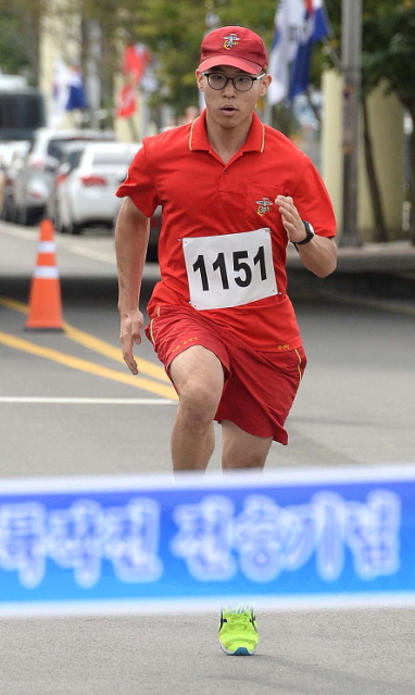 장병부문 우승선수인 송영빈 해병대 장병이 결승점을 향해 달려오고 있다. 장용준기자