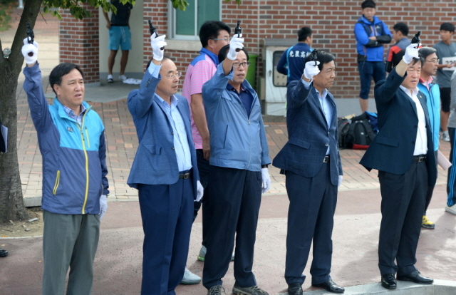 출발점에서 박영광 인천시육상경기연맹 회장과  김홍섭 중구청장, 이용범 인천시 총무과장, 이재윤 인천시교육청 평생교육체육과장등 내외빈들이 출발을 알리는 총성을 울리고 있다. 장용준기자