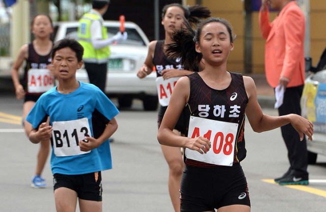 초등부 참가 선수들이 힘겨운 표정으로 결승점을 통과하고 있다. 장용준기자