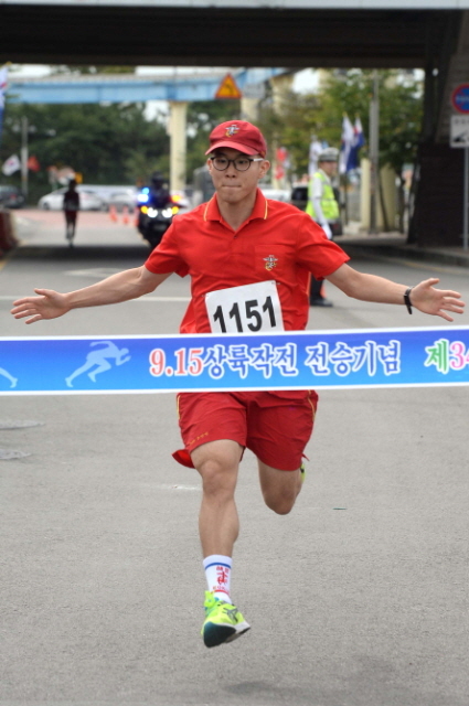 장병부문 우승선수인 송영빈 해병대 장병이 결승점을 향해 달려오고 있다. 장용준기자