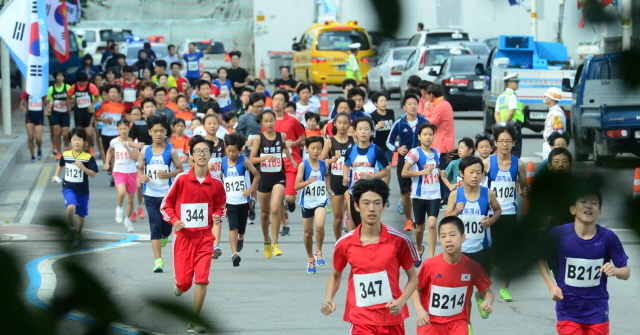 12일 오전 제65주년 9.15 인천상륙작전 전승기념 마라톤대회가 열린 인천시 중구 월미도 순회도로에서 학생부 선수들이 힘차게 달리고 있다. 김시범기자