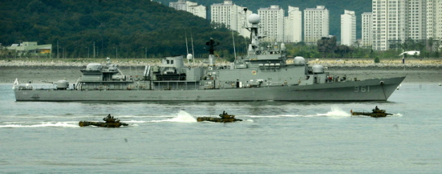 오는 15일 실시되는 제65주년  9,15 인천상륙작전 전승기념식 및 상륙작전 재연행사를 앞두고 12일 인천 월미도 앞 바다에서 해군과 해병대 등이 리허설을 하고 있다. 김시범기자
