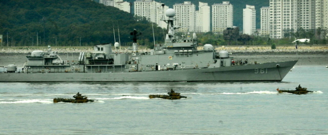 오는 15일 실시되는 제65주년  9,15 인천상륙작전 전승기념식 및 상륙작전 재연행사를 앞두고 12일 인천 월미도 앞 바다에서 해군과 해병대 등이 리허설을 하고 있다. 김시범기자
