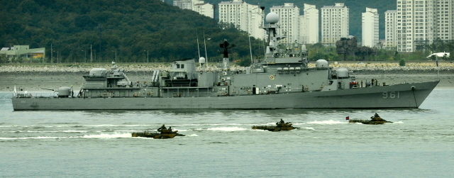 오는 15일 실시되는 제65주년  9,15 인천상륙작전 전승기념식 및 상륙작전 재연행사를 앞두고 12일 인천 월미도 앞 바다에서 해군과 해병대 등이 리허설을 하고 있다. 김시범기자