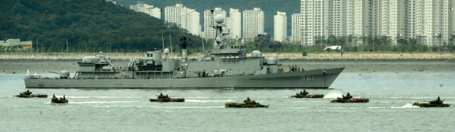 오는 15일 실시되는 제65주년  9,15 인천상륙작전 전승기념식 및 상륙작전 재연행사를 앞두고 12일 인천 월미도 앞 바다에서 해군과 해병대 등이 리허설을 하고 있다. 김시범기자