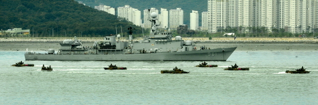 오는 15일 실시되는 제65주년  9,15 인천상륙작전 전승기념식 및 상륙작전 재연행사를 앞두고 12일 인천 월미도 앞 바다에서 해군과 해병대 등이 리허설을 하고 있다. 김시범기자