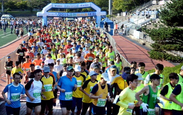 13일 과천 관문체육공원 운동장에서 열린 ‘2015 과천 마라톤 대회’에서 풀코스,하프코스,10km,5km에 참가한 마라토너들이 힘차게 운동장을 출발하고 있다.전형민기자