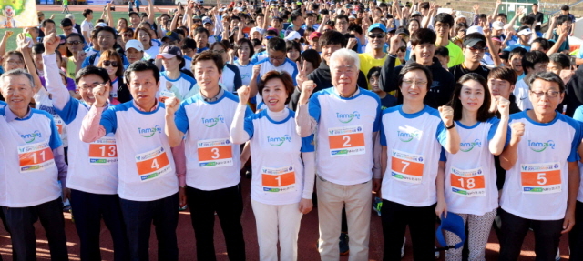 13일 과천 관문체육공원 운동장에서 열린 ‘2015 과천 마라톤 대회’에서 출발에 앞서 신계용 과천시장, 이순국 경기일보 사장 등 내빈들이 참가자들과 파이팅을 외치고 있다.전형민기자
