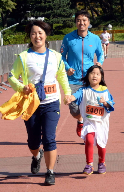 13일 과천 관문체육공원 운동장에서 열린 ‘2015 과천 마라톤 대회’에서 엄마와 함께 손을 잡고 완주한  어린이가 힘차게 달리고 있다.전형민기자