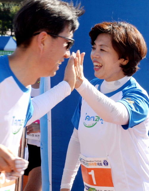 13일 과천 관문체육공원 운동장에서 열린 ‘2015 과천 마라톤 대회’에서 신계용 과천시장이 완주자와 하이파이브를  하고 격려하고 있다.전형민기자