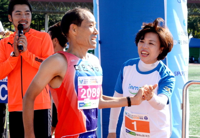 13일 과천 관문체육공원 운동장에서 열린 ‘2015 과천 마라톤 대회’에서 신계용 과천시장이 완주자와 하이파이브를  하고 격려하고 있다.전형민기자