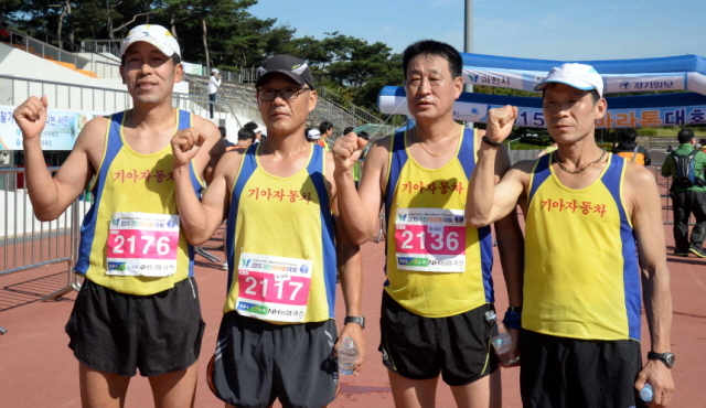13일 과천 관문체육공원 운동장에서 열린 ‘2015 과천 마라톤 대회’에서 기아자동차 참가자들이 완주 후 기념촬영을 하고 있다.전형민기자