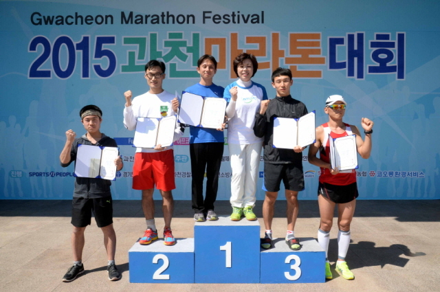 13일 과천 관문체육공원 운동장에서 열린 ‘2015 과천 마라톤 대회’에서 신계용 과천시장이 남자 10km 입상자에 대한 시상을 하고 있다.전형민기자