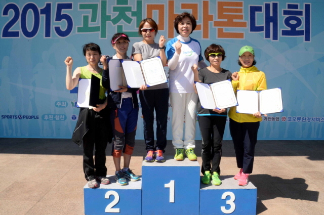 13일 과천 관문체육공원 운동장에서 열린 ‘2015 과천 마라톤 대회’에서 신계용 과천시장이 여자 10km 입상자에 대한 시상을 하고 있다.전형민기자