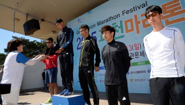 13일 과천 관문체육공원 운동장에서 열린 ‘2015 과천 마라톤 대회’에서 신계용 과천시장이 남자 하프코스 입상자에 대한 시상을 하고 있다.전형민기자