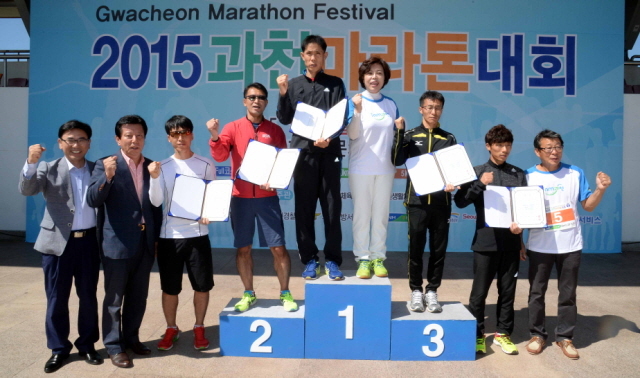 13일 과천 관문체육공원 운동장에서 열린 ‘2015 과천 마라톤 대회’에서 신계용 과천시장이 남자 하프코스 입상자에 대한 시상을 하고 있다.전형민기자