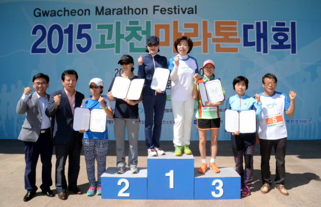 13일 과천 관문체육공원 운동장에서 열린 ‘2015 과천 마라톤 대회’에서 신계용 과천시장이 여자 하프코스 입상자에 대한 시상을 하고 있다.전형민기자