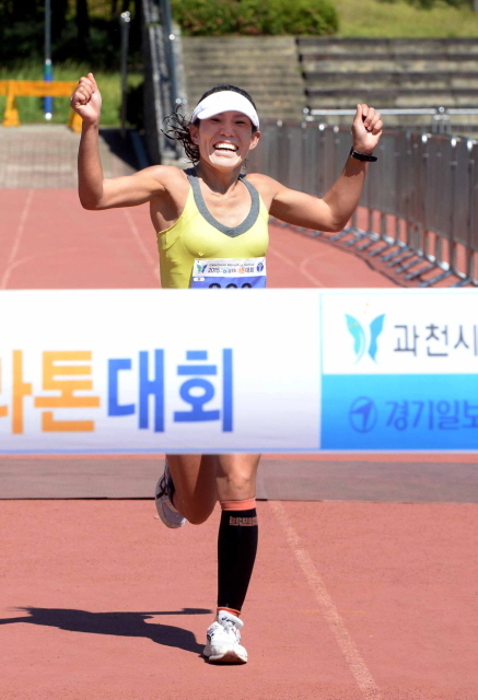 13일 과천 관문체육공원 운동장에서 열린 ‘2015 과천 마라톤 대회’에서 문선미(안양시 호계동) 씨가 풀코스  여 자 1위로 골인 하고 있다.전형민기자