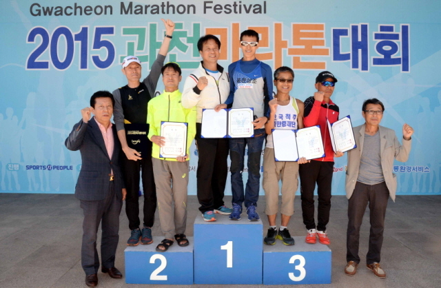13일 과천 관문체육공원 운동장에서 열린 ‘2015 과천 마라톤 대회’에서  남자 풀코스 입상자에 대한 시상을 하고 있다.전형민기자