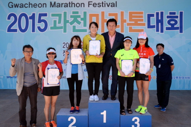 13일 과천 관문체육공원 운동장에서 열린 ‘2015 과천 마라톤 대회’에서  여자 풀코스 입상자에 대한 시상을 하고 있다.전형민기자