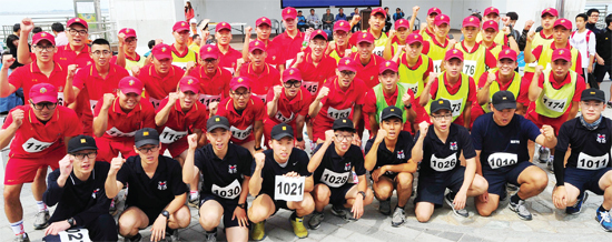 ▲ 12일 오전 65주년  9·15 인천상륙작전 기념  마라톤 대회 장병부에 참가한 해병대와 해군 참가 선수들이 완주후 파이팅을 외치며 기념촬영을 하고 있다. 장용준기자