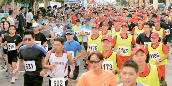 ▲ 12일 오전 제65주년 915 인천상륙작전 전승기념 마라톤대회가 열린 인천시 중구 월미도 순회도로에서 1천여명의 엘리트, 동호회 일반부와 장병부 참가 선수들이 힘차게 출발점을 나서고 있다. 장용준기자