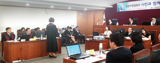 ▲ 14일 오후 2시 인하대학교 로스쿨 형사 모의법정 121호에서 역할을 바꾼 모의재판이 처음으로 진행되고 있다.