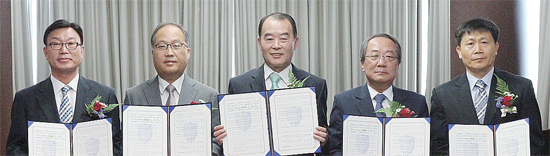 ▲ 김범규(국제대)조현수(평택대) 산학협력단장, 김용태 세관장, 오원석 회장, 전호진 교장(왼쪽부터) 등이 14일 평택항 홍보관에서 성공취업을 위한 협약을 맺었다.