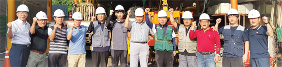 ▲ 동우산업은 매일 오전 7시 30분 작업을 나가기 전 전 사원이 모여 안전사고 예방과 양심 시공을 다짐하는 조회를 하고 있다. 전홍은 대표는 매일 직원들에게 양심 시공을 전달하고 있다.