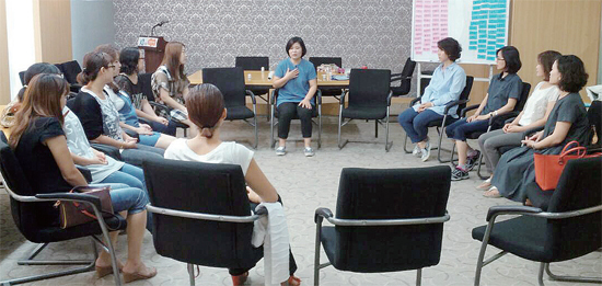 ▲ 선행초와 곡선초, 세곡초 학부모들이 지난 9일 ‘2015 이웃학교와 함께하는 혁신교육 학부모 아카데미’에서 자녀교육에 대한 정보를 공유하고 있다.  선행초 제공