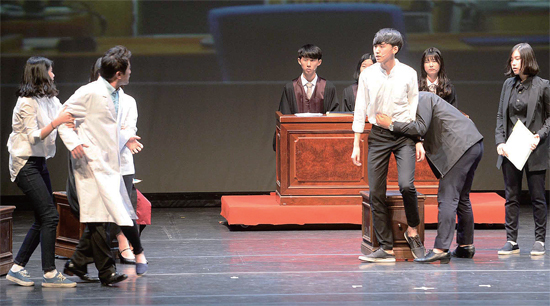 ▲ 법정 드라마 ‘해적이 나타났다’ 15일 경기도문화의전당 대극장에서 열린 ‘2015 법문화 페스티벌’에서 현암고등학교 학생자치법정팀과 경기도립극단이 꾸미는 법정 드라마 ‘해적이 나타났다’ 공연이 펼쳐지고 있다. 전형민기자