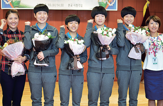 ▲ 경기도내 5번째 여자 중등부 탁구부로 창단한 청명중 선수단이 창단식을 마친 뒤 앞으로의 선전을 기원하며 파이팅을 외치고 있다. 홍완식기자