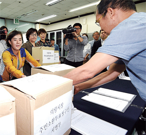 ▲ 16일 오전 의왕시선거관리위원회에서 의왕시 통합교도소 유치반대 주민대책위원회가 김성제 의왕시장 주민소환투표청구인 서명부를 선관위에 접수하고 있다.  오승현기자